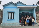Trao tiền hỗ trợ xây dựng nhà ở 